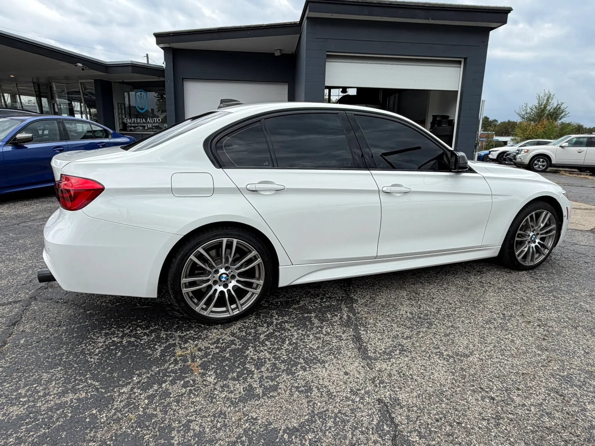 Used 2017 BMW 340i xDrive Sedan AWD/4WD image 7