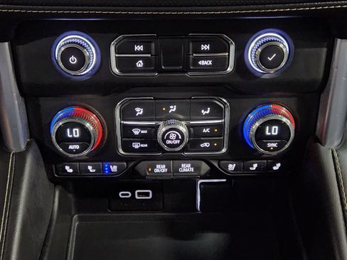 Used 2023 GMC Yukon XL SLT AWD/4WD image 39