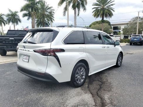Used 2024 Toyota Sienna XLE image 4