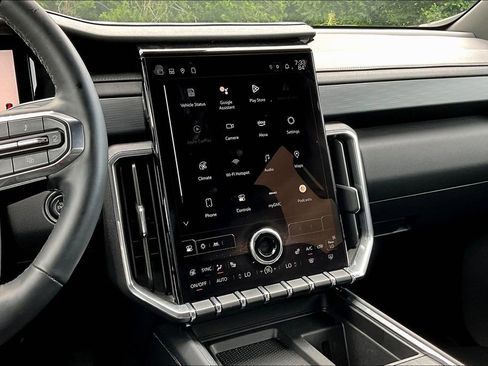 Used 2024 GMC Acadia Elevation image 9