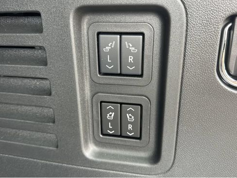 New 2026 GMC Acadia Denali Ultimate w/ LPO, Floor Liner Package AWD/4WD image 32