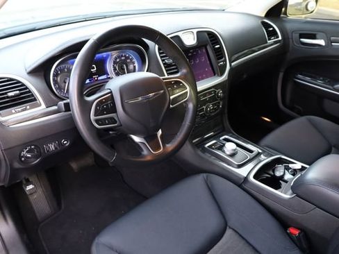 Used 2022 Chrysler 300 Touring w/ Sport Appearance Package image 10