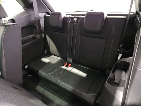 Certified 2024 Volkswagen Tiguan SE R-Line w/ MDO Package, Three-Row FWD image 10