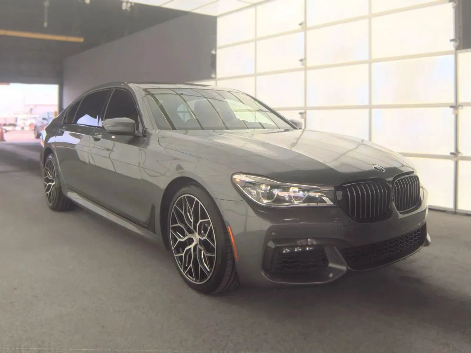 Used 2019 BMW 750i w/ M Sport Package RWD image 1
