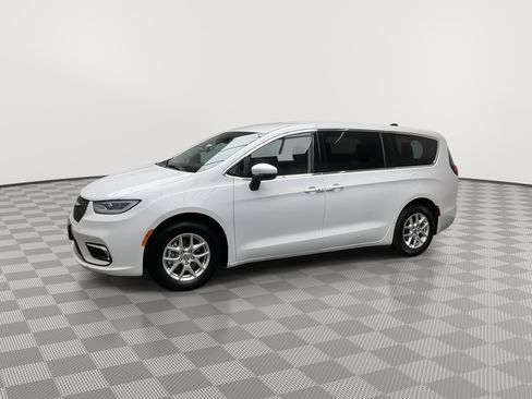 Used 2023 Chrysler Pacifica Touring-L image 34