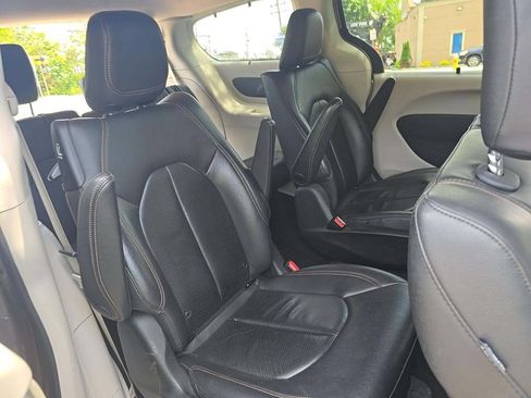 Used 2018 Chrysler Pacifica Touring-L FWD image 13