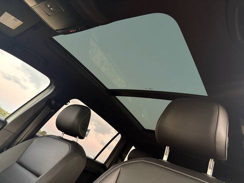 Used 2021 Volkswagen Tiguan SE R-Line image 22