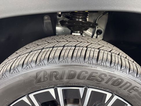 New 2026 Volkswagen Taos SE image 7