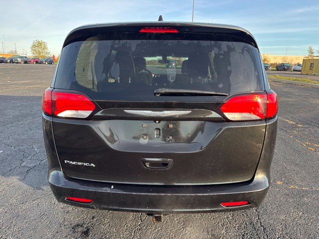 Used 2017 Chrysler Pacifica Touring FWD image 5