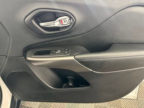 Used 2019 Jeep Cherokee Latitude Plus AWD/4WD image 24