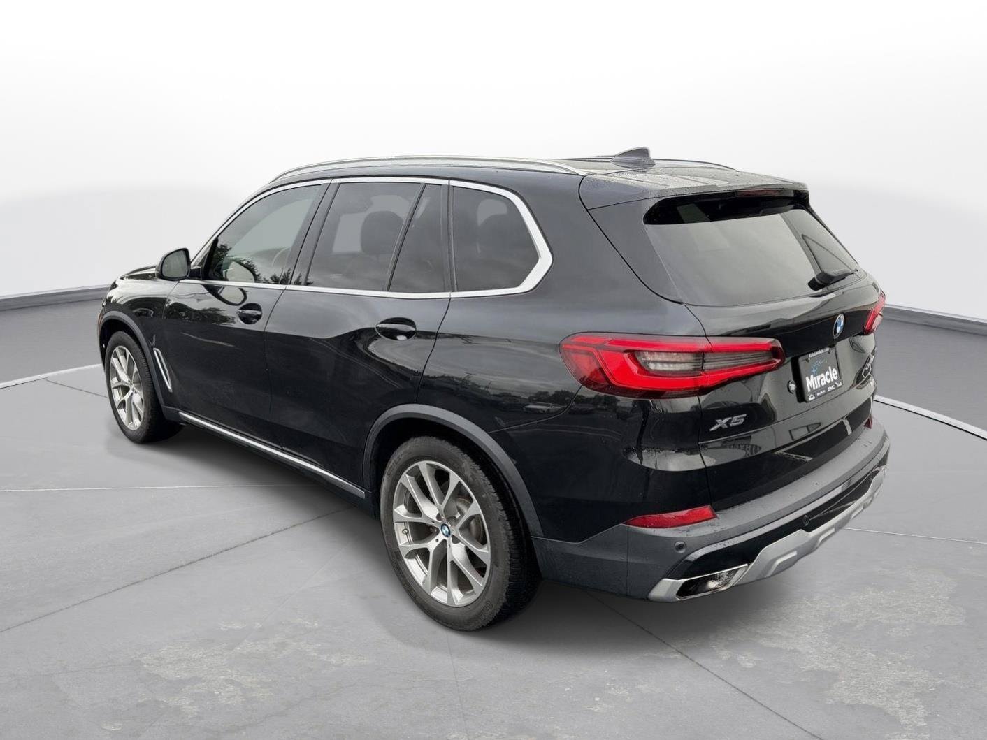 Used 2019 BMW X5 xDrive40i w/ Premium Package 2 AWD/4WD image 2