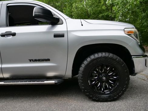 Used 2018 Toyota Tundra SR5 w/ TRD Off Road Package AWD/4WD image 44