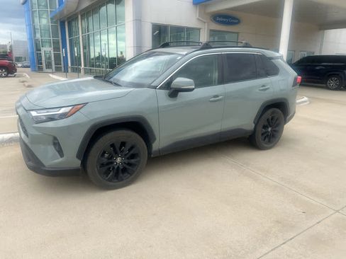 Used 2022 Toyota RAV4 XLE Premium image 2