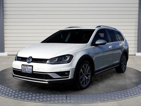 Used 2017 Volkswagen Golf Alltrack SEL image 3