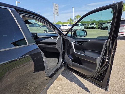 Used 2022 Toyota RAV4 LE FWD image 16