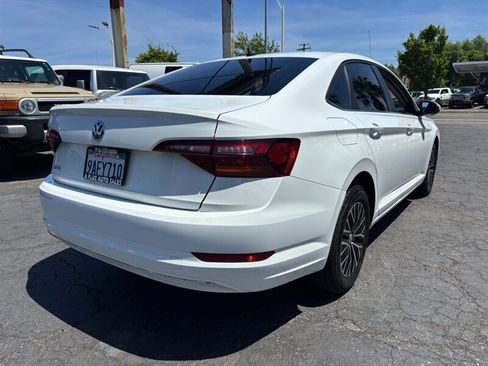 Used 2019 Volkswagen Jetta SE w/ Cold Weather Package FWD image 3