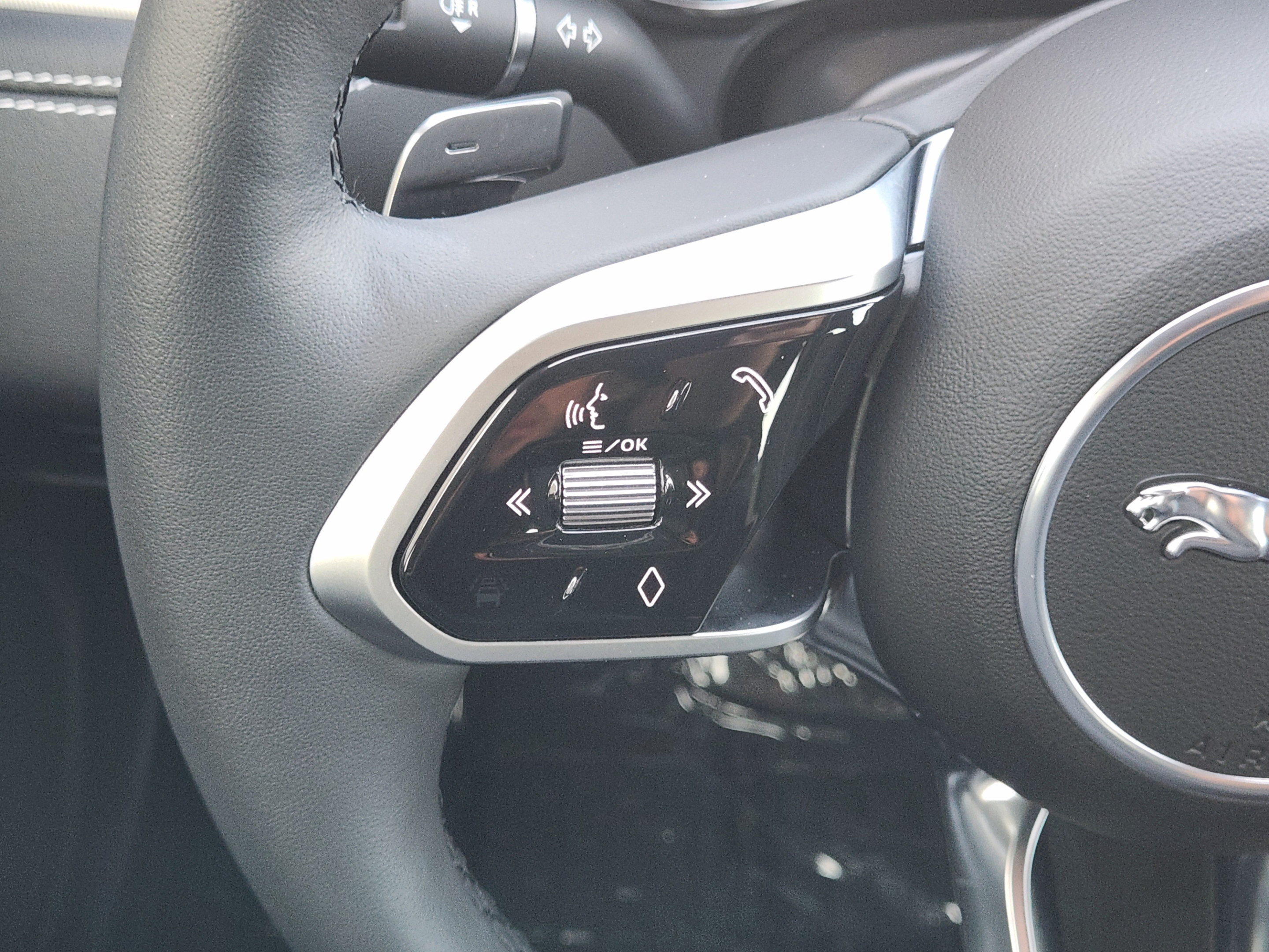 Certified 2024 Jaguar XF R-Dynamic SE AWD/4WD image 24