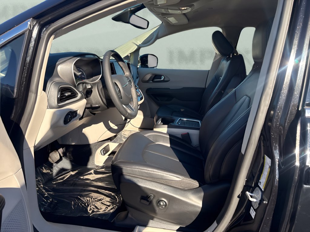 Used 2024 Chrysler Pacifica Limited FWD image 9