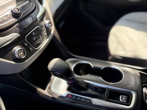 Used 2022 Chevrolet Equinox LS image 42