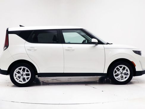 Used 2025 Kia Soul LX image 3