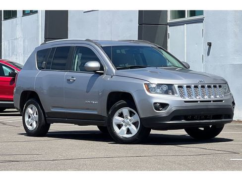 Used 2017 Jeep Compass Latitude image 2