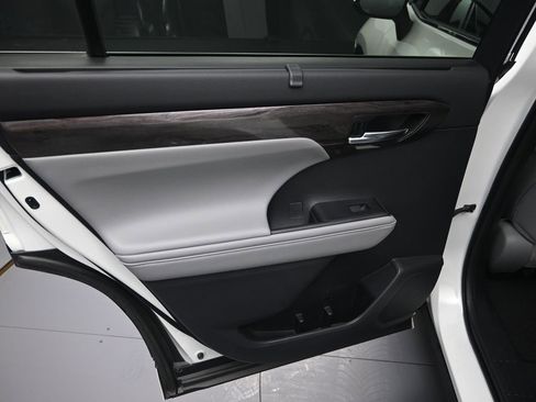 Used 2021 Toyota Highlander Limited image 29