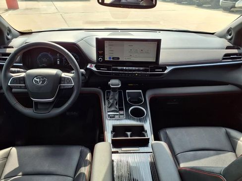 Used 2025 Toyota Sienna XSE w/ XSE Plus Package image 9