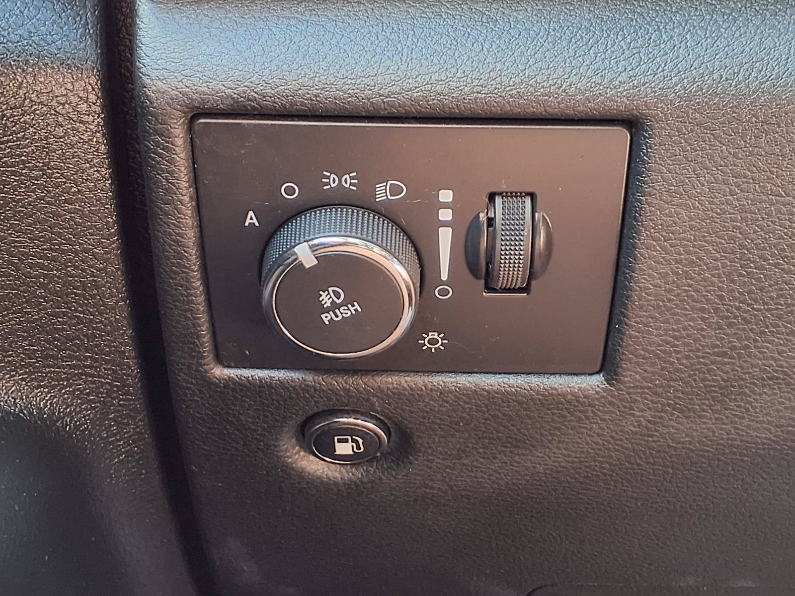 Used 2015 Jeep Grand Cherokee Overland RWD image 28