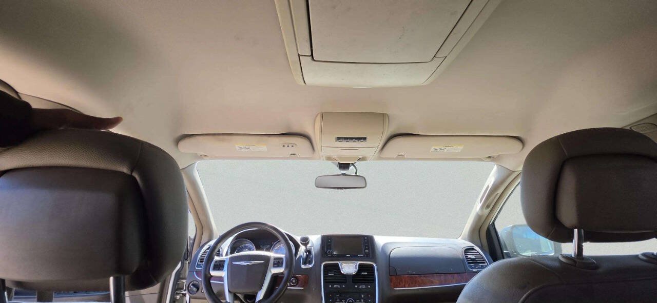 Used 2012 Chrysler Town & Country Touring-L w/ Entertainment Group #2 FWD image 10