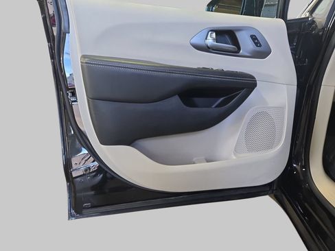 Used 2024 Chrysler Pacifica Touring-L FWD image 32