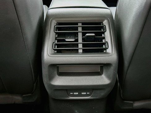 Used 2025 Volkswagen Tiguan SE AWD/4WD image 25