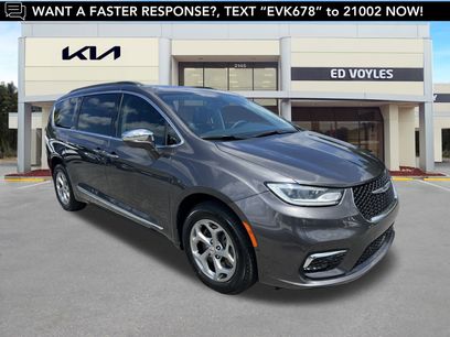 Used 2022 Chrysler Pacifica Limited w/ Uconnect Theater Family Group