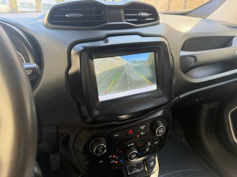 Used 2021 Jeep Renegade Latitude FWD image 38