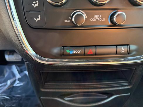 Used 2018 Dodge Grand Caravan SE FWD image 24