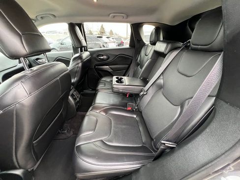 Used 2019 Jeep Cherokee Limited image 18