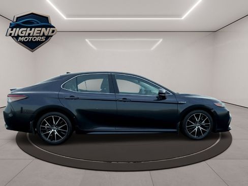 Used 2021 Toyota Camry SE w/ Cold Weather Package image 9