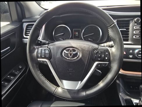 Used 2019 Toyota Highlander XLE image 18