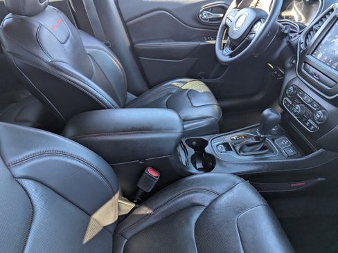 Used 2019 Jeep Cherokee Trailhawk image 11