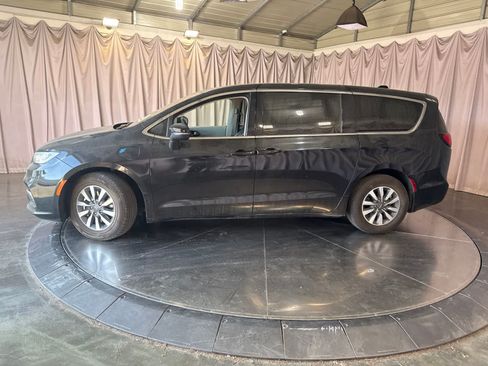Used 2023 Chrysler Pacifica Touring-L FWD image 8
