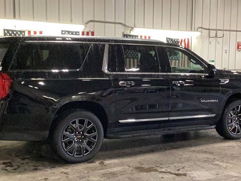 Used 2024 GMC Yukon XL SLT w/ SLT Luxury Package image 3