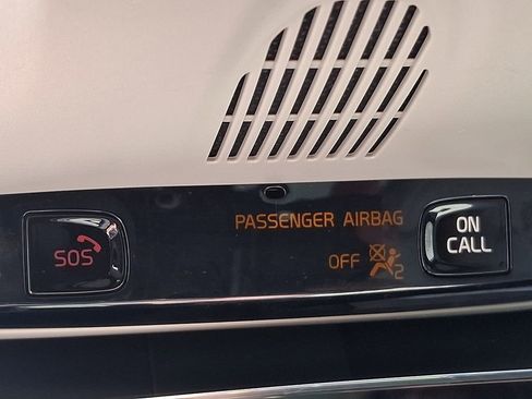 Used 2019 Volvo XC40 T5 Momentum image 26