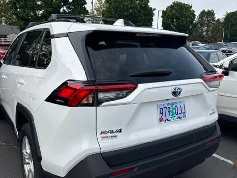 Used 2021 Toyota RAV4 LE AWD/4WD image 3