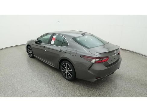 Used 2023 Toyota Camry SE image 6