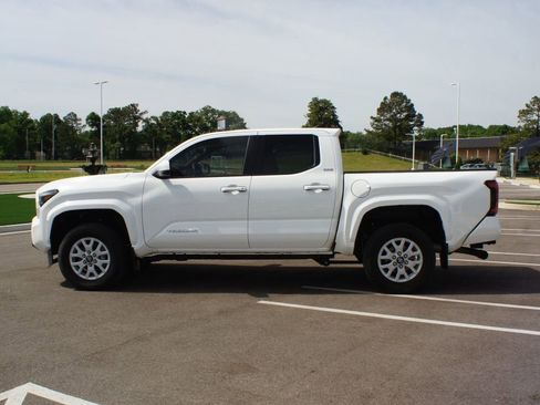 Used 2024 Toyota Tacoma SR5 AWD/4WD image 12