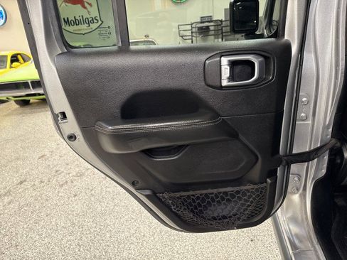 Used 2020 Jeep Gladiator Overland image 36