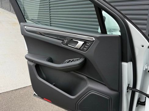 Certified 2026 Porsche Macan AWD/4WD image 13