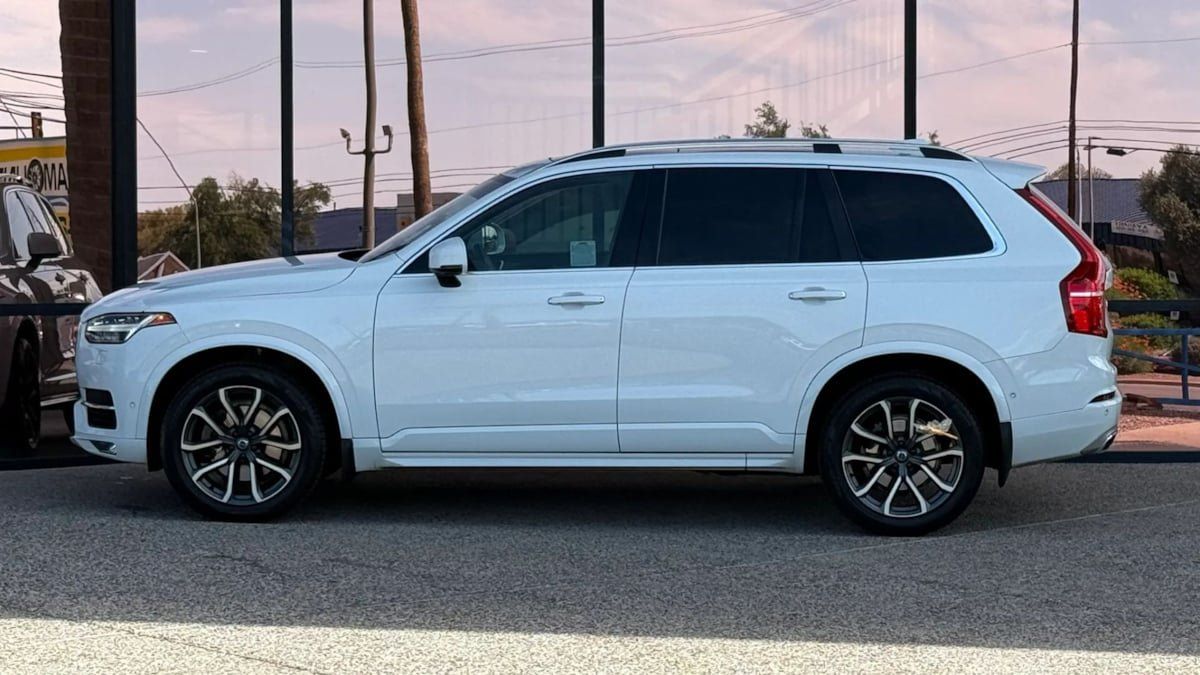 Used 2016 Volvo XC90 T6 Momentum w/ Momentum Plus Package AWD/4WD image 4