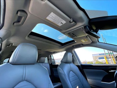 Used 2022 Toyota Highlander XLE image 14