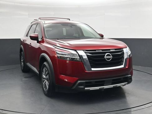 Used 2023 Nissan Pathfinder SL FWD image 2