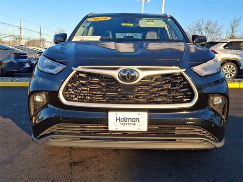 Certified 2024 Toyota Highlander XLE image 3